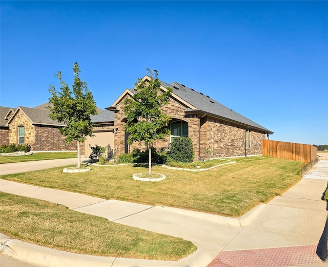 view of front facade featuring a front lawn