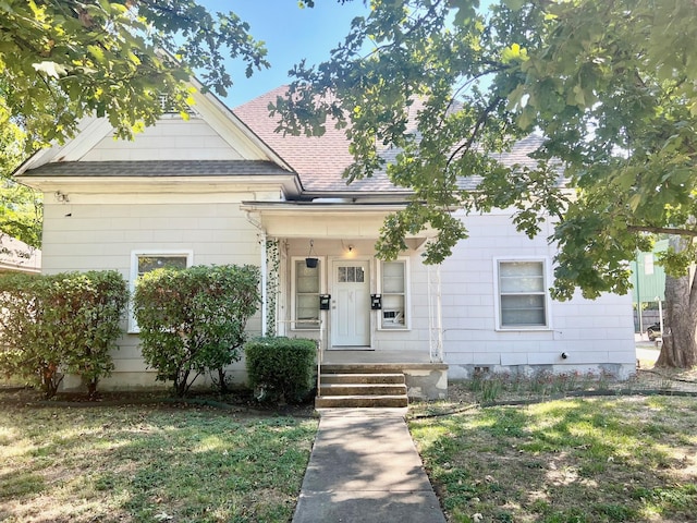 view of front of house with a front lawn