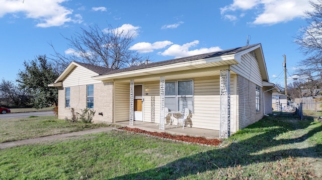 view of front of property featuring a front lawn and a porch