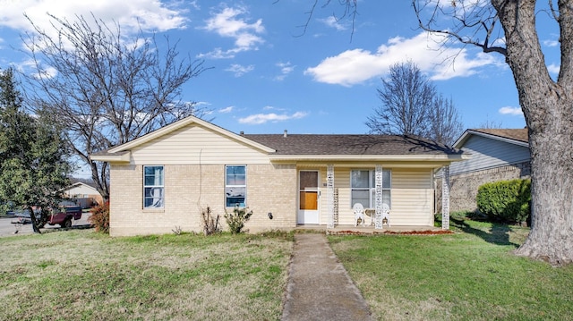 single story home featuring a front lawn