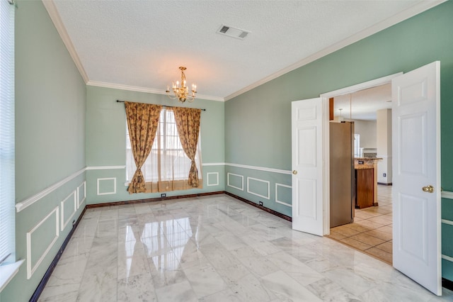 empty room with crown molding, a textured ceiling, and a notable chandelier