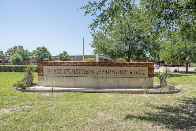 community sign featuring a yard