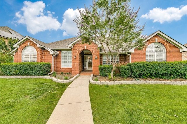 view of front of property featuring a front lawn