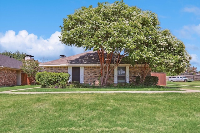 view of front of property with a front lawn