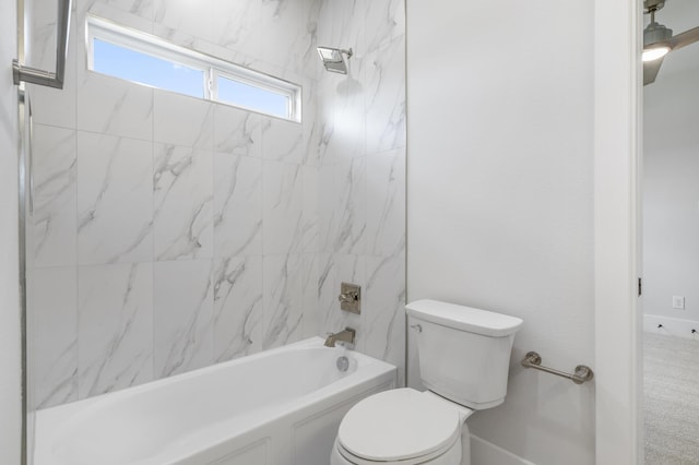 bathroom with toilet and tiled shower / bath