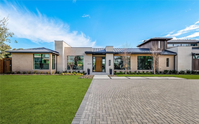 view of front of home featuring a front lawn