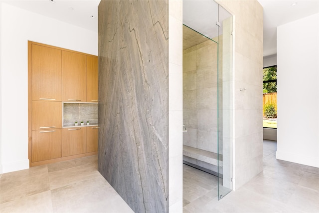 bathroom featuring backsplash