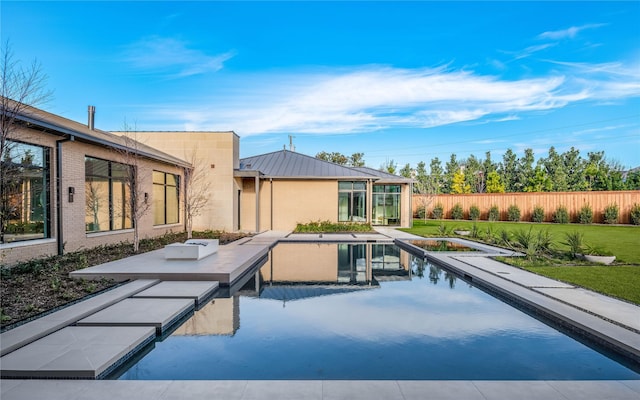 view of swimming pool featuring a yard