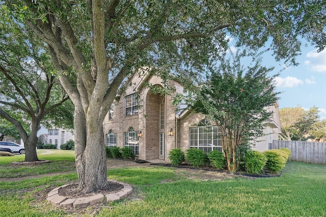 view of front of home featuring a front lawn