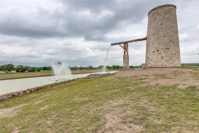 view of yard featuring a water view