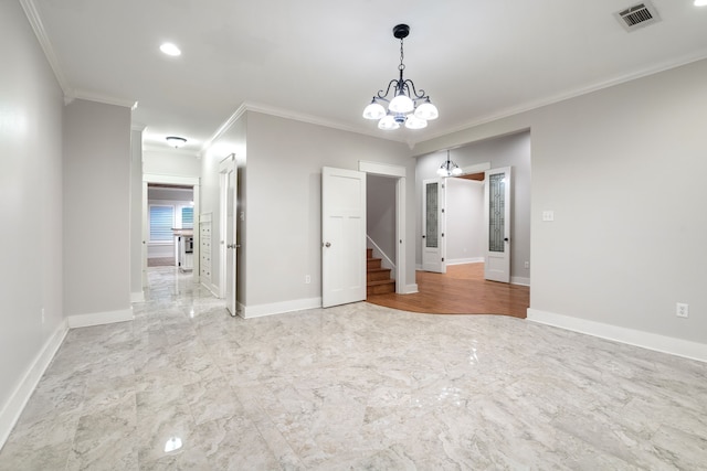 empty room with crown molding and a notable chandelier