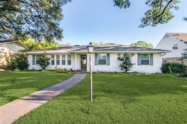 single story home featuring a front lawn