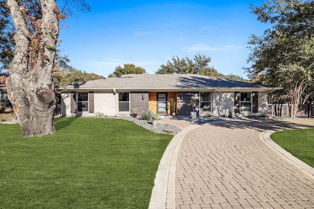 single story home featuring a front lawn