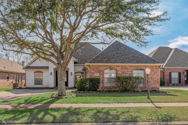 view of front of home with a front lawn