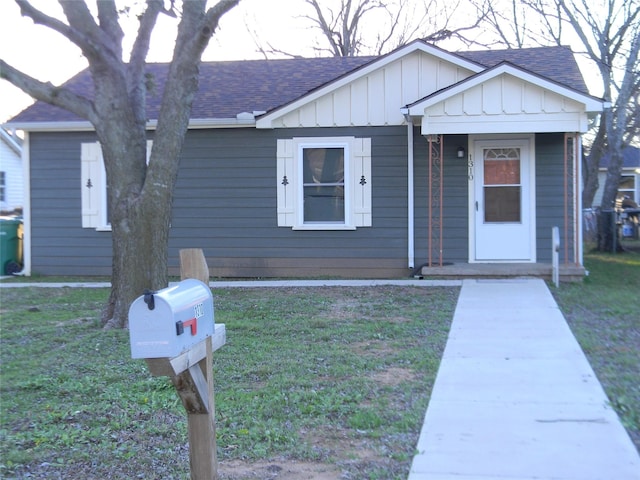 view of front of property featuring a front lawn