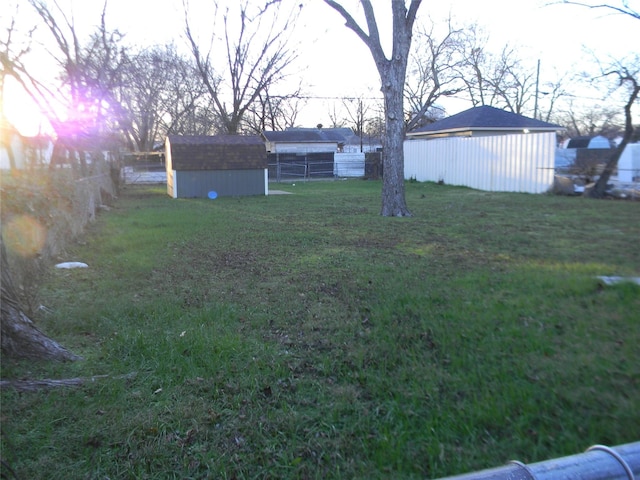 view of yard featuring a storage unit