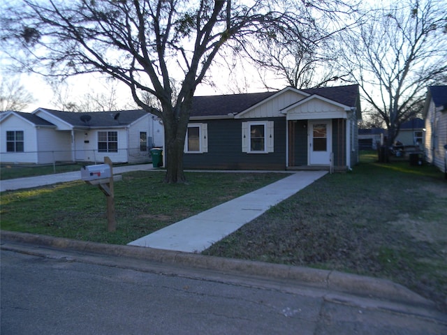 view of front of house featuring a front yard