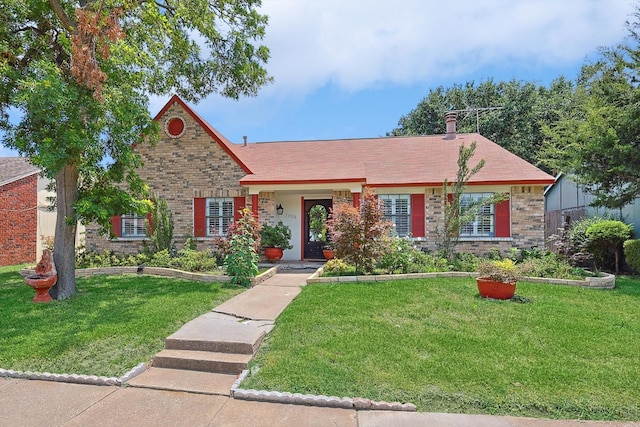 view of front facade featuring a front yard