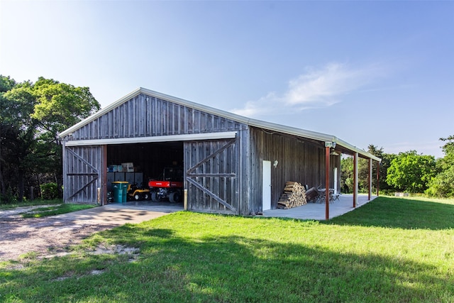 1665 W Belt Line Rd, Cedar Hill, TX 75104 - view of outdoor structure featuring an outdoor structure and driveway