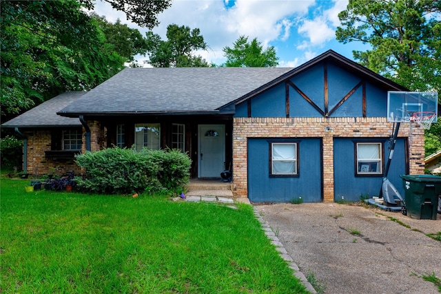 view of front of property with a front yard