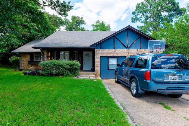 view of front of property featuring a front yard