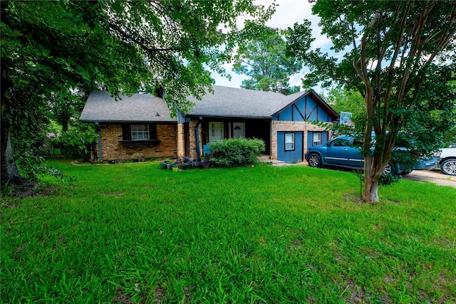 view of front of home featuring a front lawn