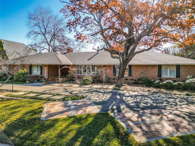 ranch-style home featuring a front lawn