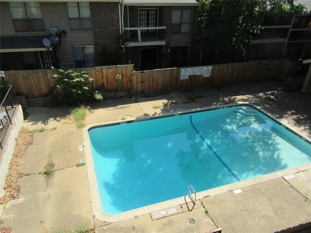 view of swimming pool