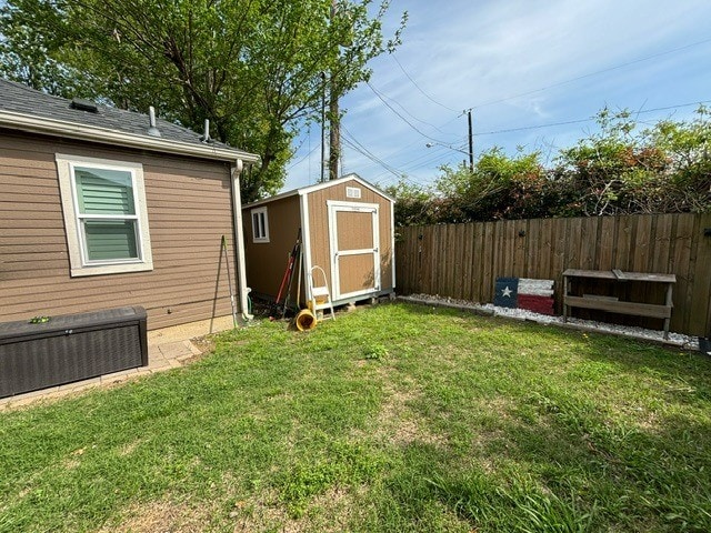 view of yard with a storage unit