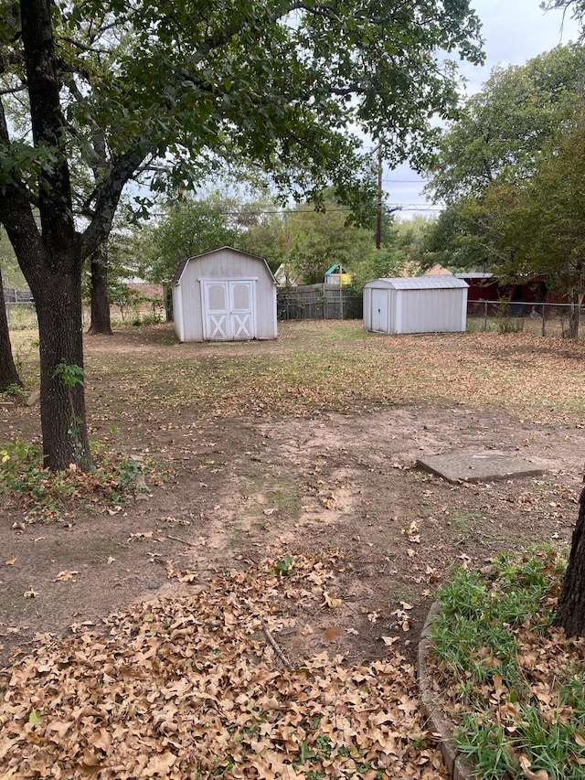 view of yard with a storage shed