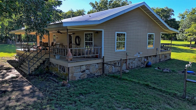 view of front of house with covered porch and a front lawn