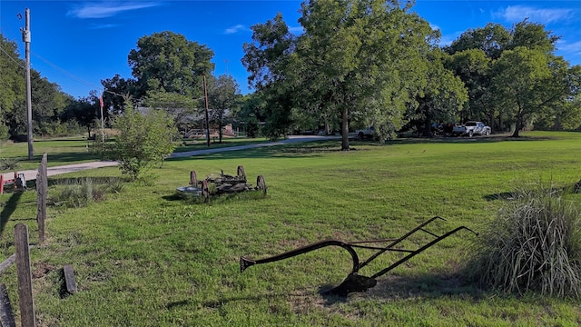 view of property's community featuring a lawn