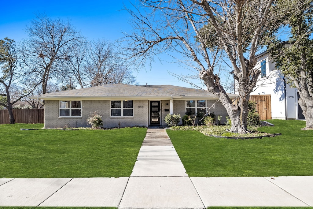 ranch-style house featuring a front lawn