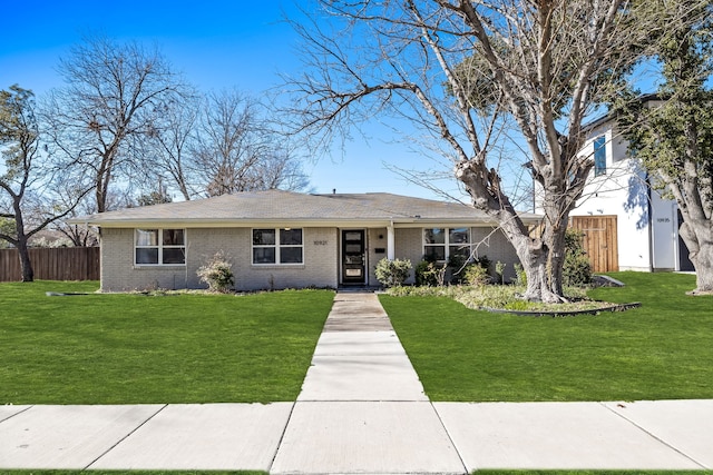 ranch-style house featuring a front lawn