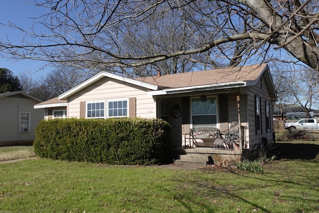 view of front of home featuring a front lawn