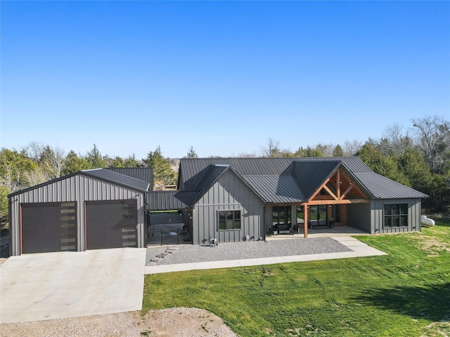 view of front of house featuring a front yard and a garage