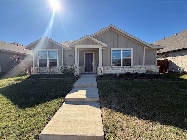 view of front of house featuring a front yard