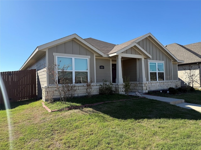 view of front facade with a front yard