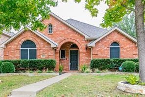 view of front of property with a front yard