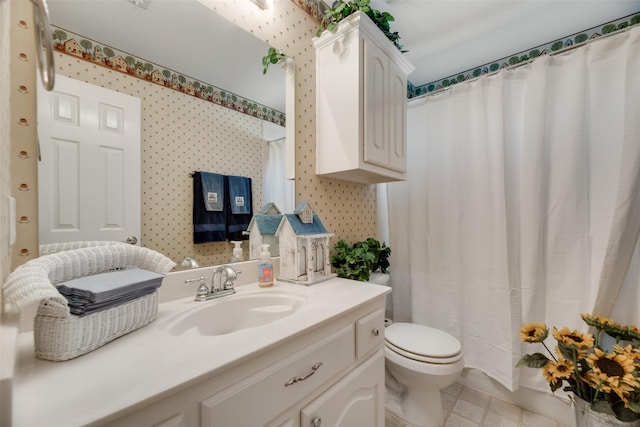 bathroom with a shower with curtain, vanity, and toilet