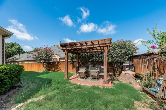 view of yard featuring a patio area and a pergola