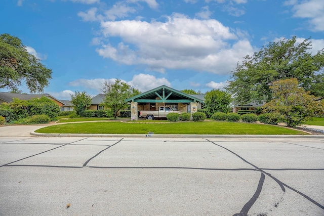 view of front of property featuring a front yard