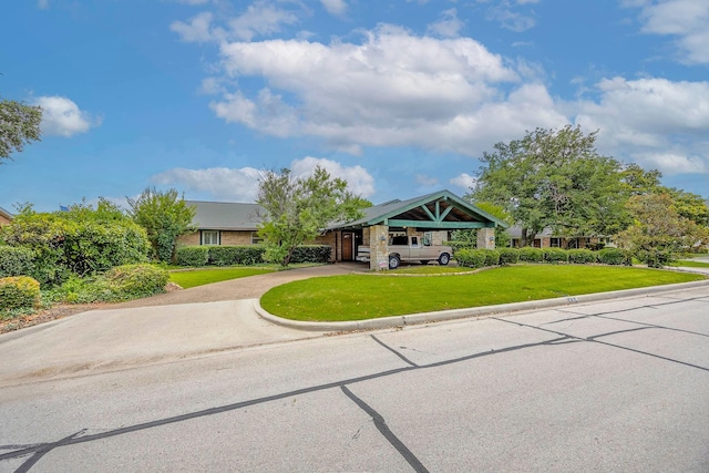 view of front of home featuring a front yard