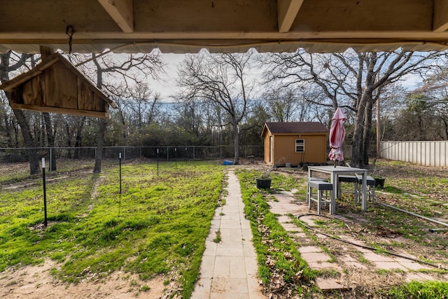 view of yard featuring a storage unit