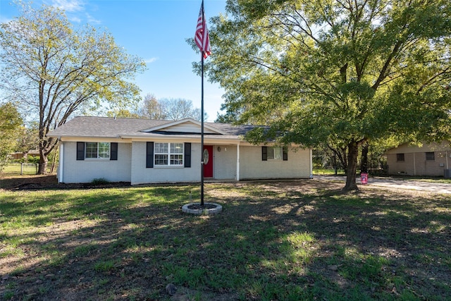 single story home with a front yard