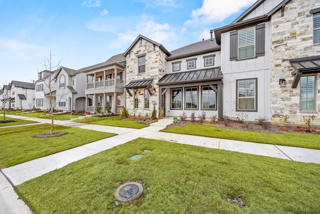 view of front of house featuring a front lawn