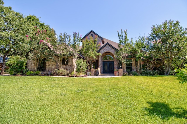 view of front facade featuring a front lawn