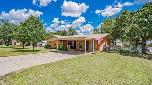 view of front of home featuring a carport and a front yard