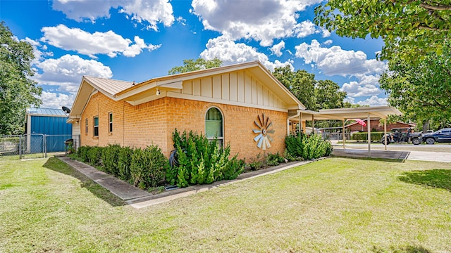 view of front facade featuring a front lawn and a carport