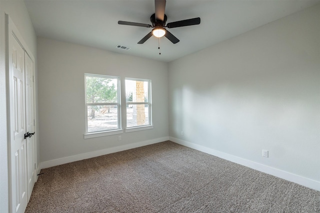 carpeted empty room featuring ceiling fan